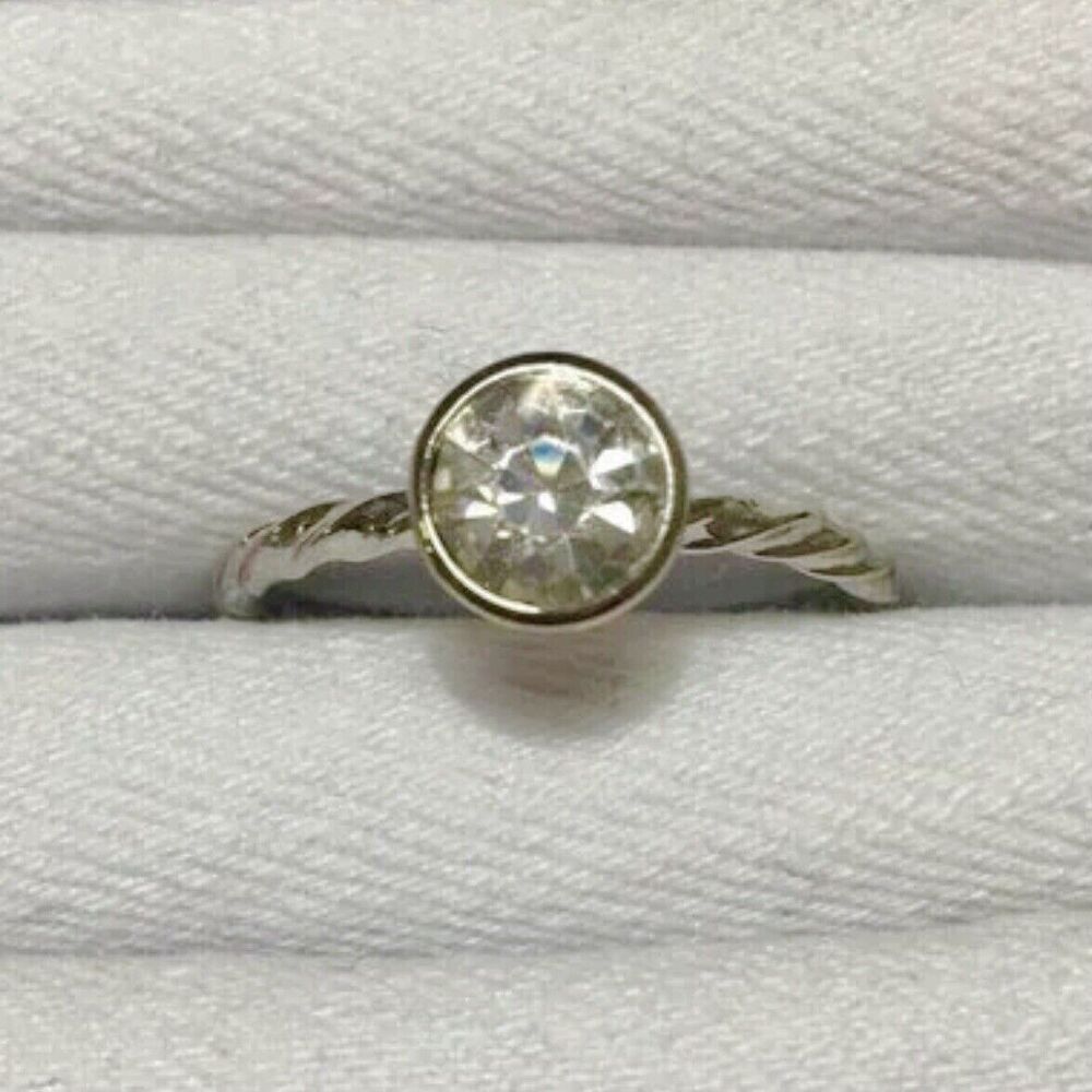 Silver Plated Ring Size 7.75 Twist Band Glass Rhinestone